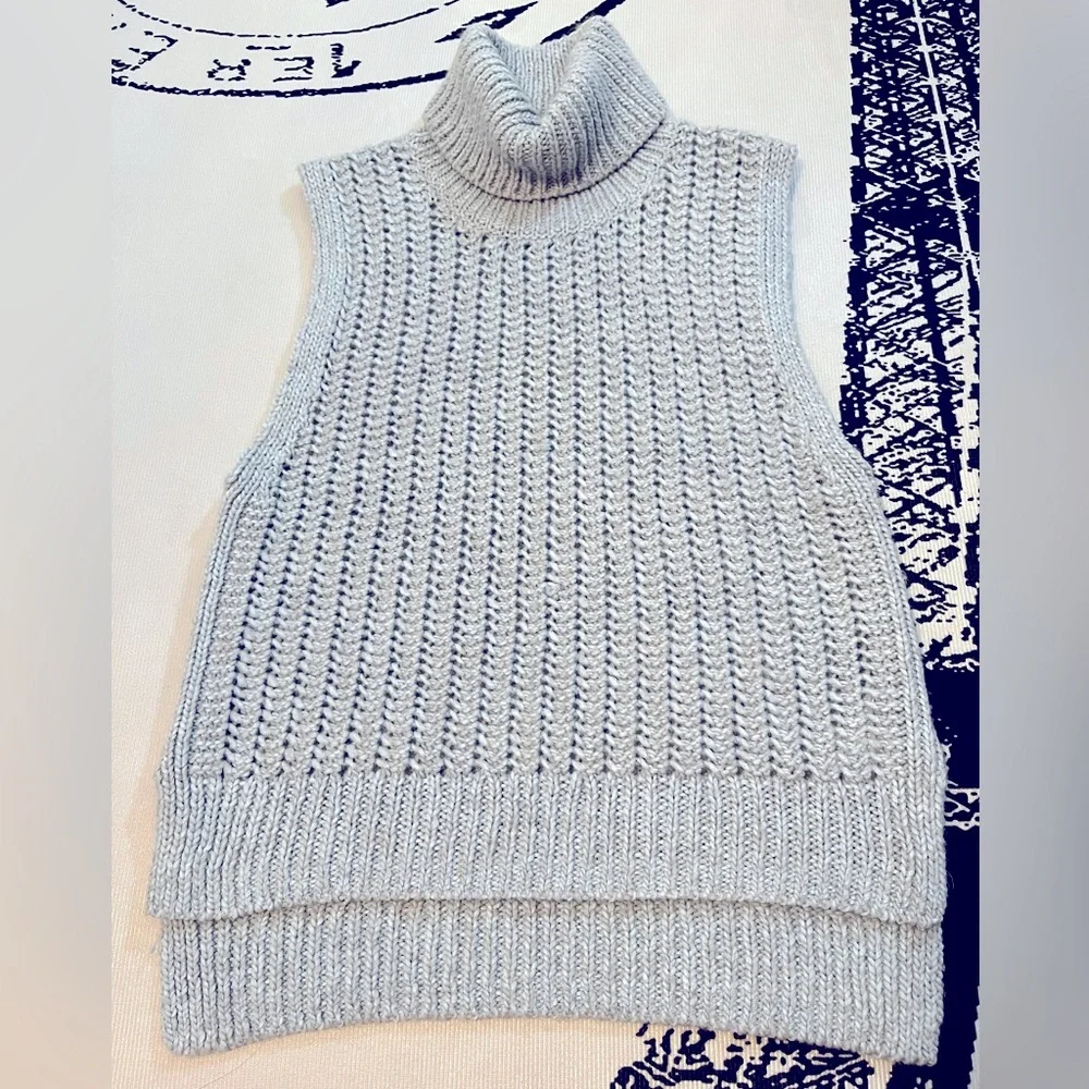 *NWOT* BANANA REPUBLIC SLEEVELESS HIGH/LOW TURTLE NECK SWEATER IN SEA FOAM SZ:XS - Picture 1 of 6